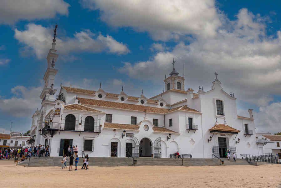 Huelva - El Rocío 09 - santuario de Nuestra Señora del Rocío.jpg